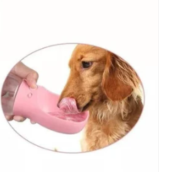 Perro tomando agua de la botella portátil