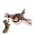 Gato jugando con pájaro que aletea